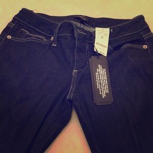 NWT BEBE SKINNY JEANS.